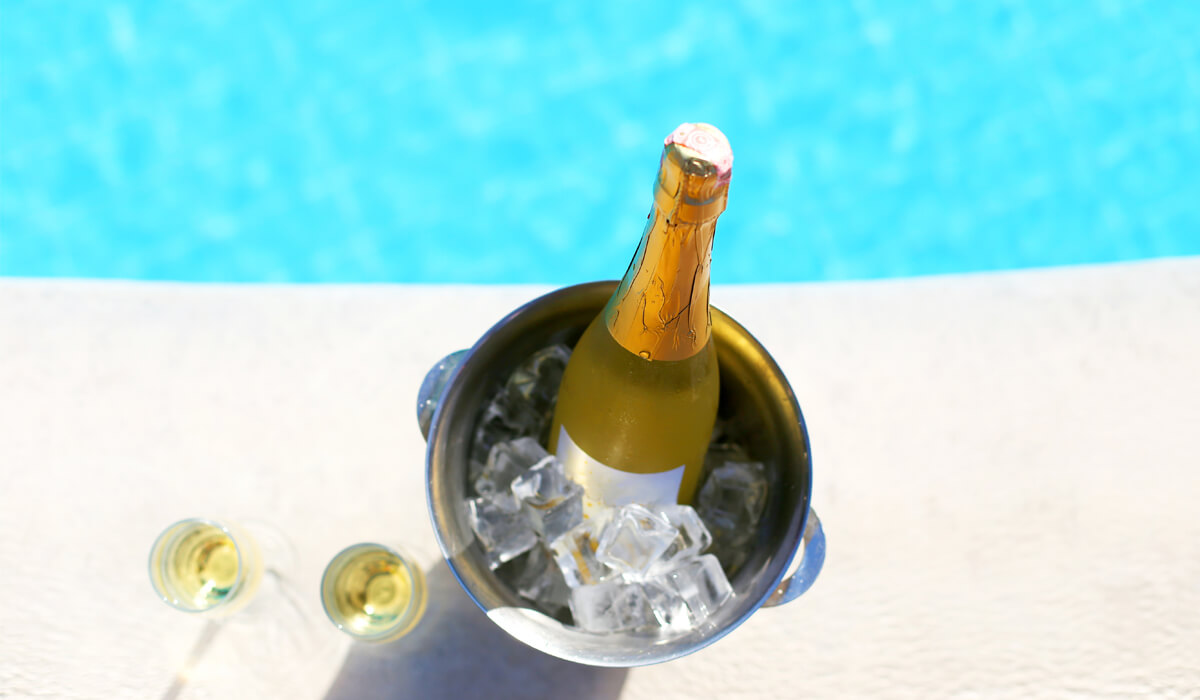 Scopri di più sull'articolo FRIZZANTE, TRANQUILLO OPPURE SPUMANTE: A TE COME PIACE IL PROSECCO?