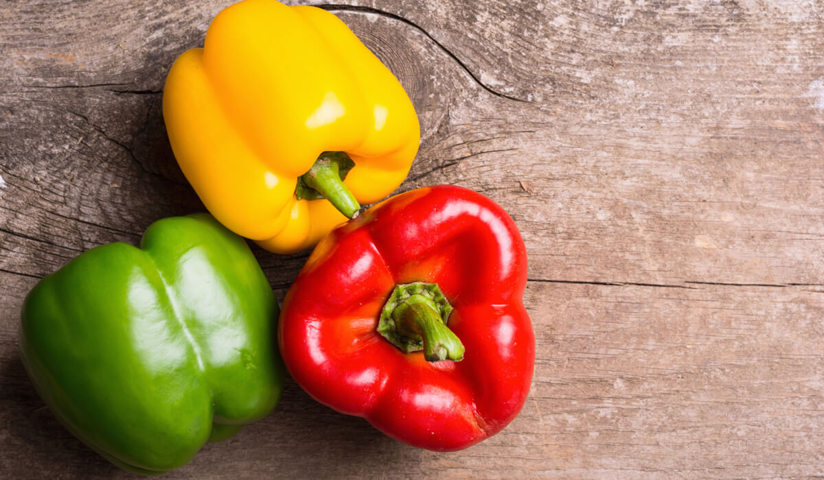Scopri di più sull'articolo CON I PEPERONI PORTI A TAVOLA GUSTO, COLORE E SALUTE
