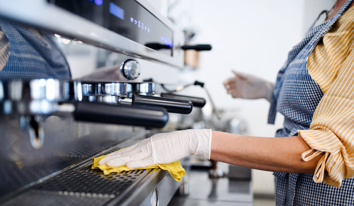Scopri di più sull'articolo ESPRESSO DI QUALITÀ? PULISCI LA MACCHINA DA CAFFÈ!