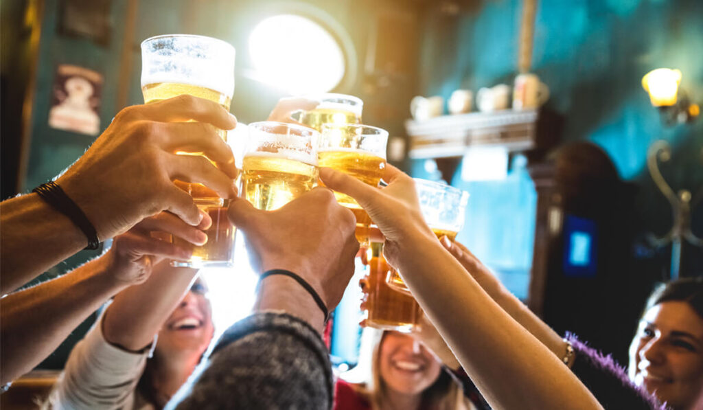 HAPPY HOUR O APERITIVO? DA OPERAZIONE DI MARKETING A RITO SOCIALE - AltaSfera Sicilia