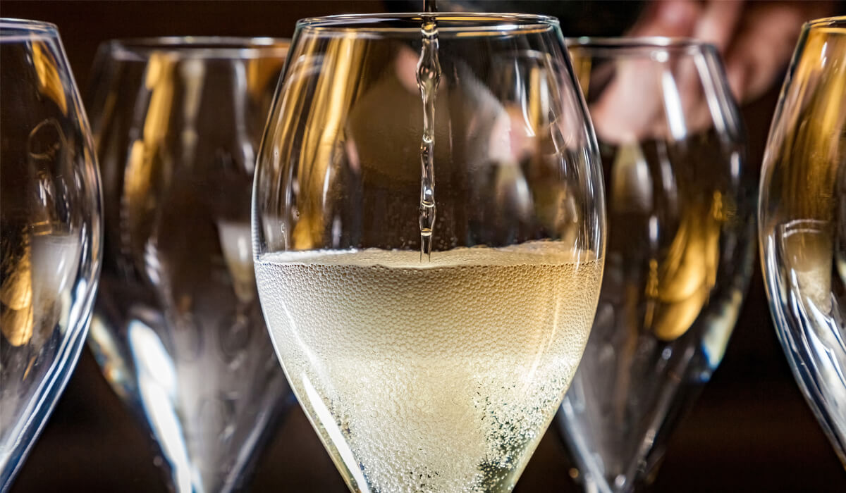 Scopri di più sull'articolo I TREND DELLE BOLLICINE: MENO ZUCCHERO NEL BICCHIERE, SEMPRE PIÙ SPAZIO AL ROSÉ