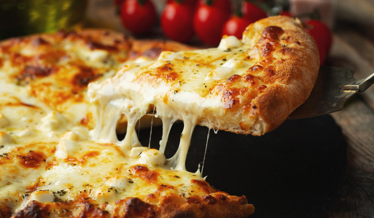 Scopri di più sull'articolo QUALE MOZZARELLA USARE E COME USARLA PER OTTENERE LA PIZZA PERFETTA!
