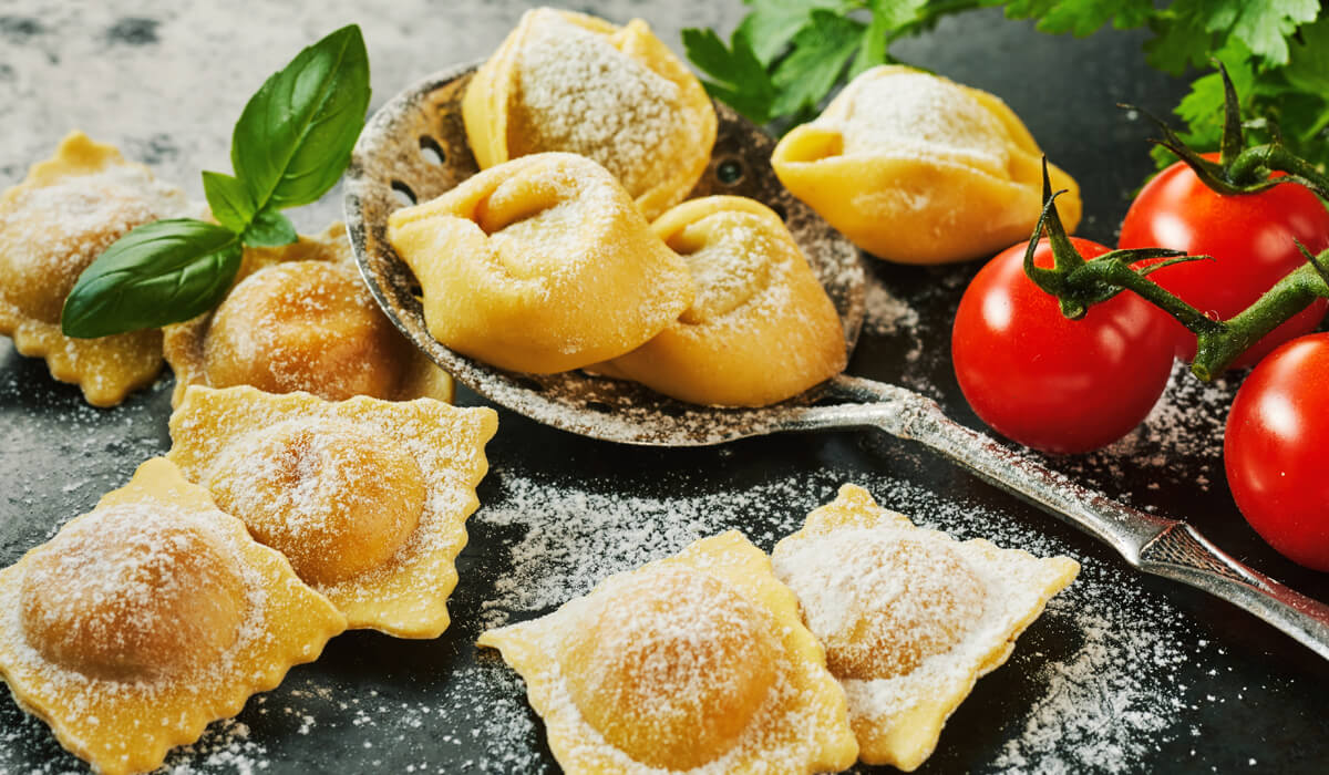 Scopri di più sull'articolo LA PASTA RIPIENA TRA ORIGINI E CURIOSITÀ