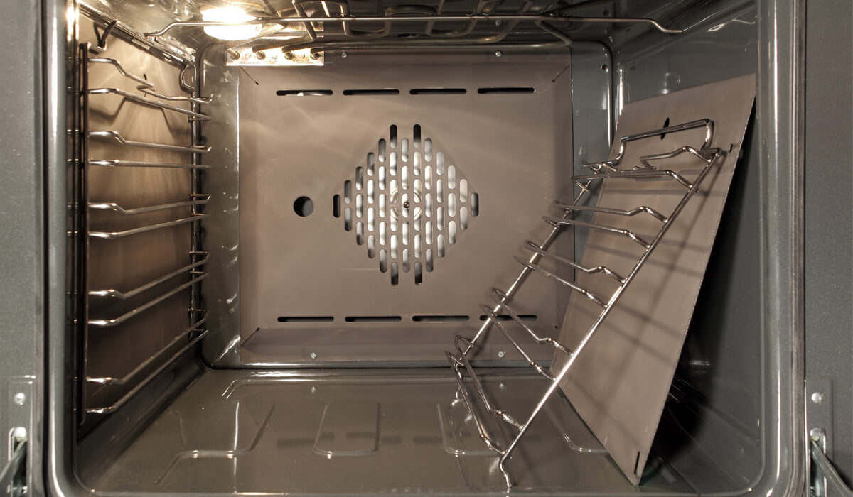 Scopri di più sull'articolo PULIZIA DEL FORNO CLASSICO: UN’OPERAZIONE IMPORTANTE PER LA SICUREZZA E L’EFFICIENZA