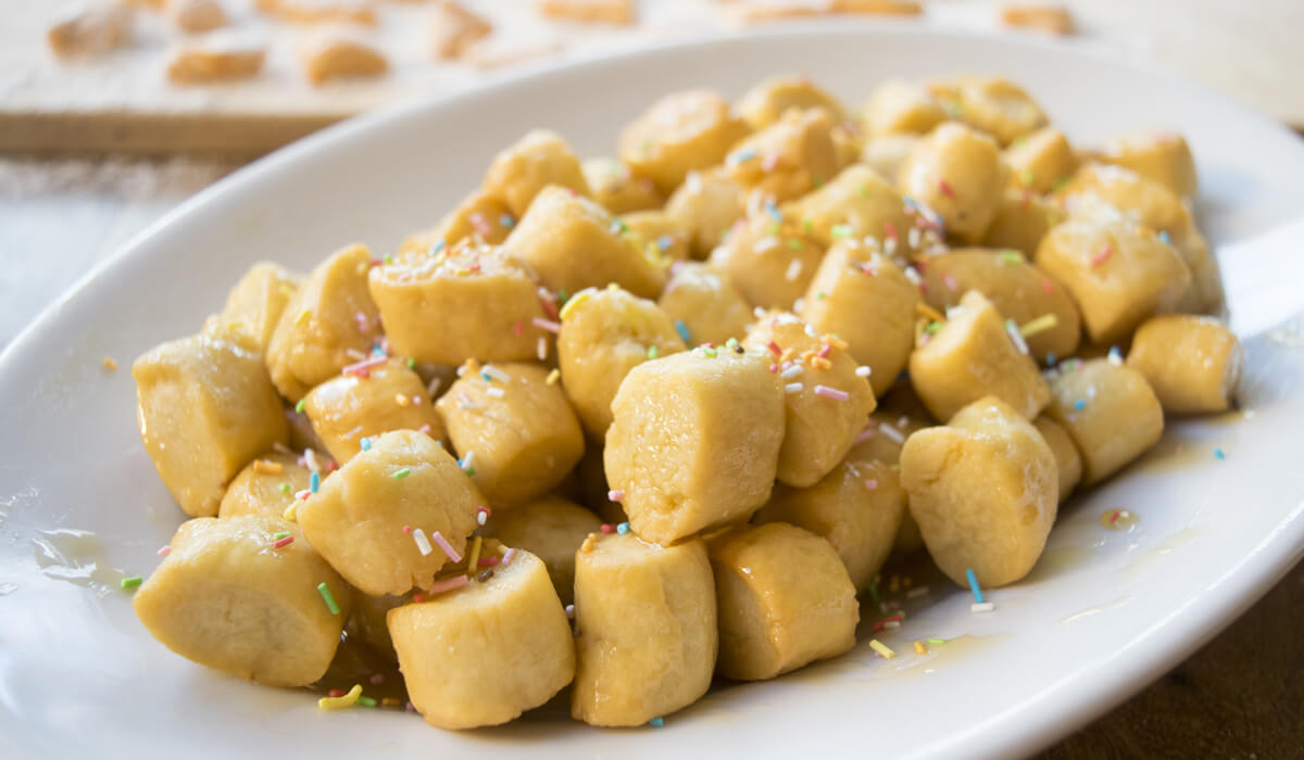Scopri di più sull'articolo PIGNOCCATA E PIGNOLATA: I DOLCI TIPICI DI CARNEVALE