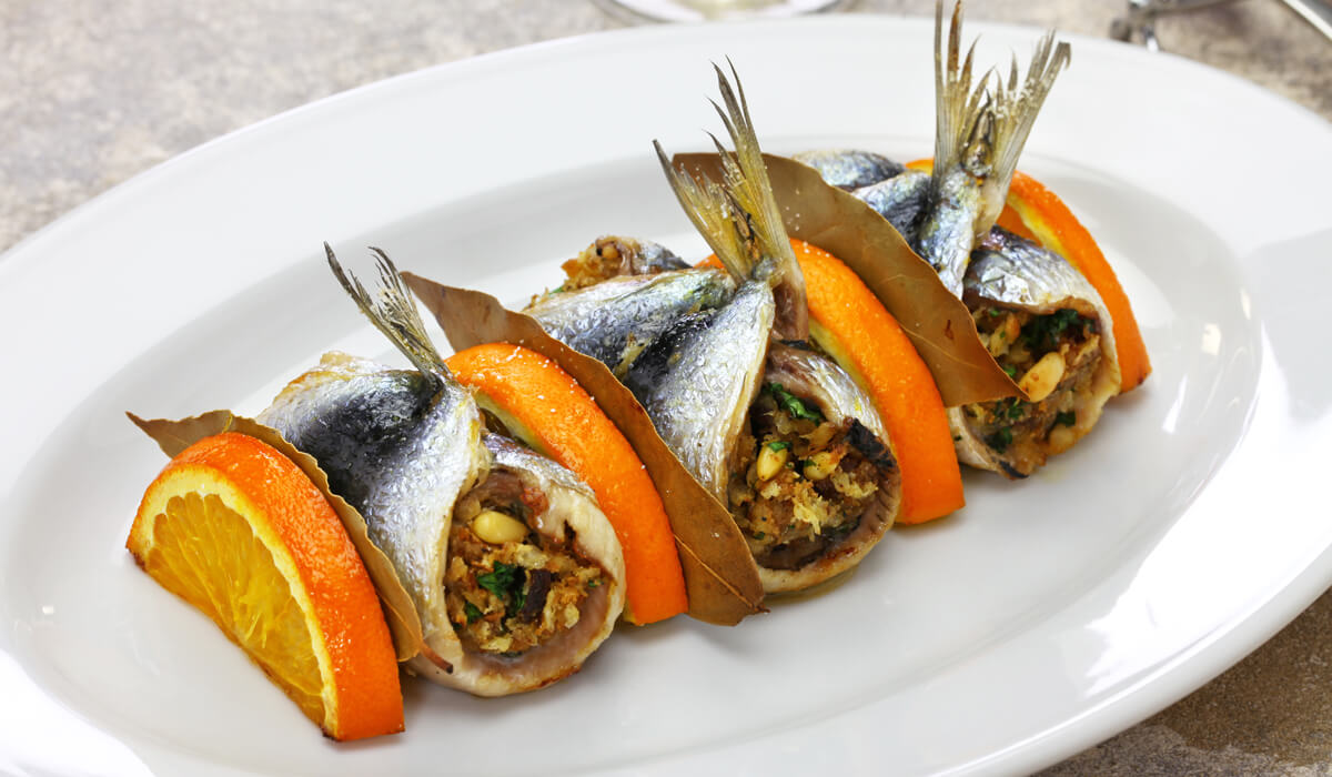 Scopri di più sull'articolo PER LE FESTE PORTA IN TAVOLA UN CLASSICO DELLA CUCINA SICILIANA: LE SARDE A BECCAFICO