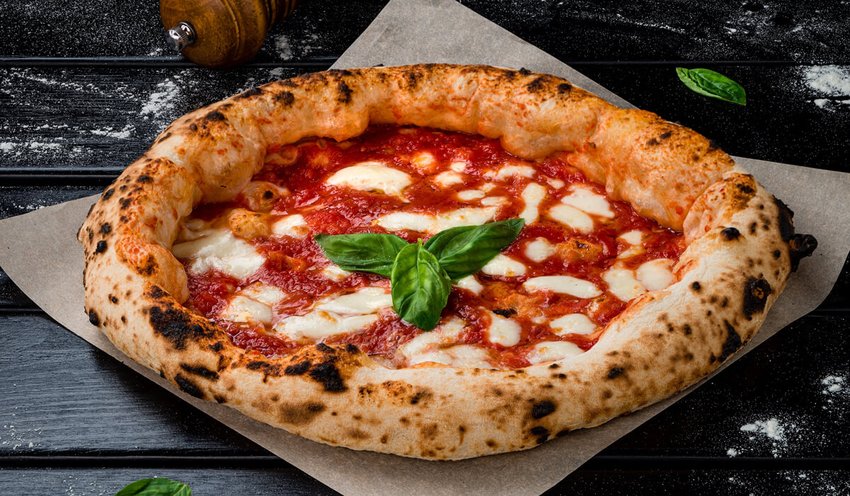 Scopri di più sull'articolo LA VERA PIZZA NAPOLETANA E IL DISCIPLINARE CHE NE TUTELA L’ANIMA